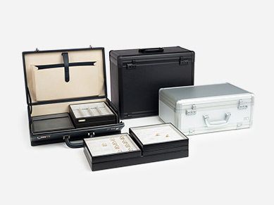 Merchandise presentation with presentation cases and trays