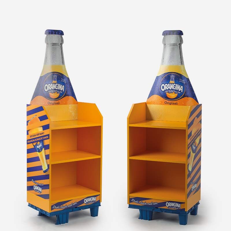 Zwei orange-blaue Orangina-Verkaufsdisplays mit Regalfächern und großer Flaschenattrappe oben vor weißem Hintergrund