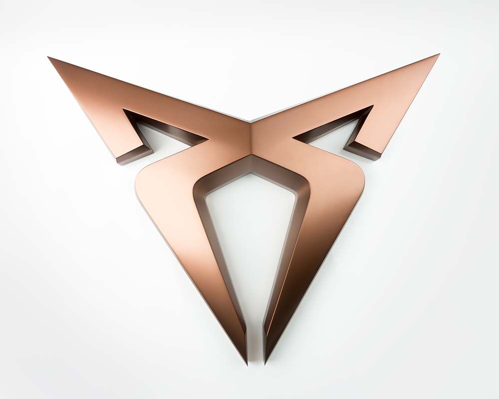 Logo 3D abstrait couleur cuivre en forme de tête de taureau stylisée sur fond blanc