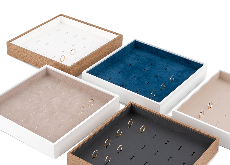 Plateaux de présentation pour bijoux Vario Norm Plateaux à bijoux Vario Norm avec bagues, cadres blancs ou aspect bois et différents coloris intérieurs