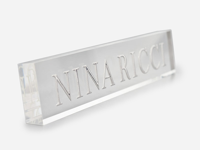 Nina Ricci rappel de marque en verre acrylique